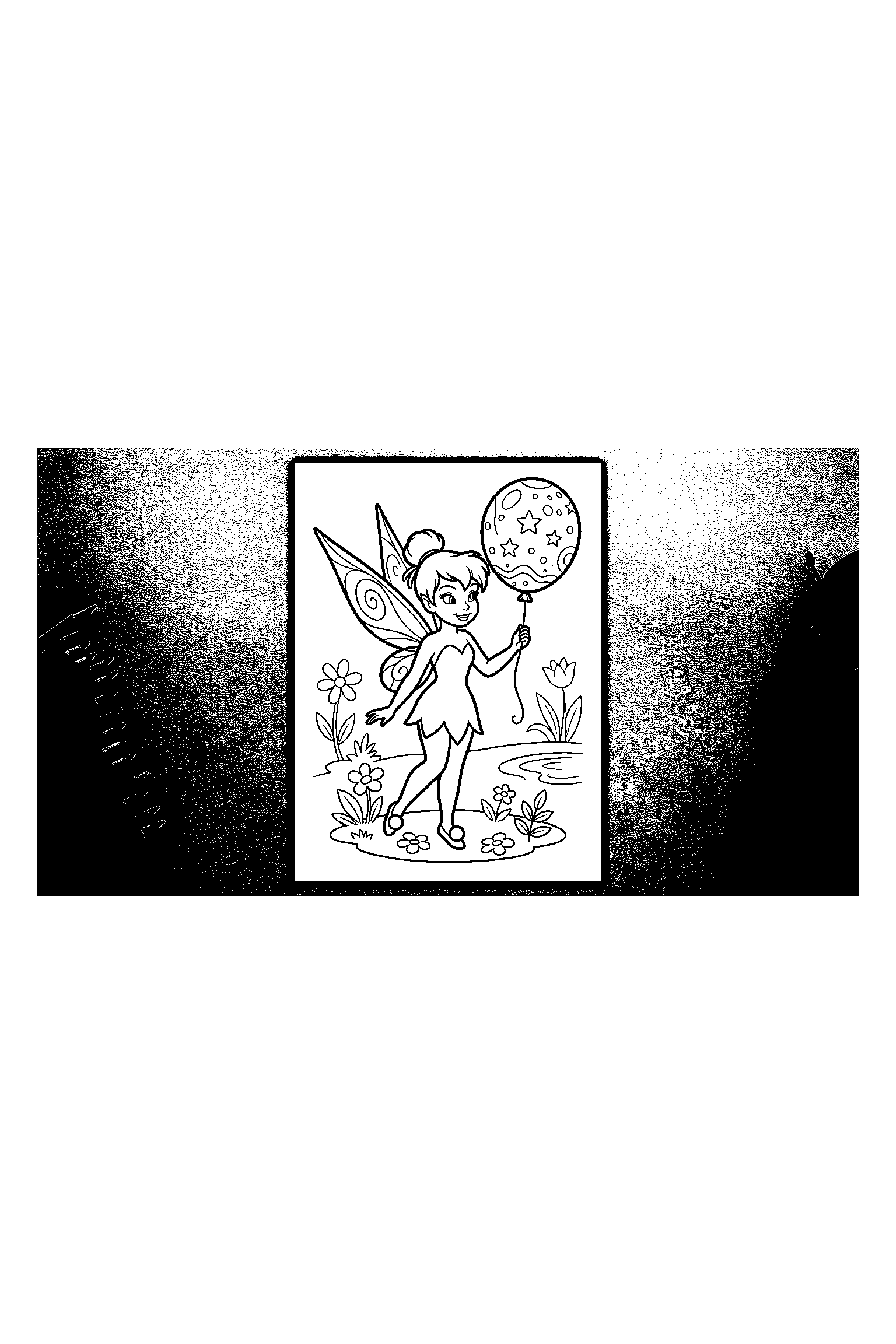 Coloriage Fée Clochette gratuit à imprimer : Clochette avec un ballon rond